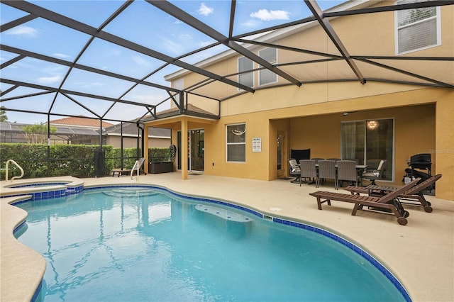 view of swimming pool featuring outdoor dining space, a patio area, a pool with connected hot tub, and glass enclosure