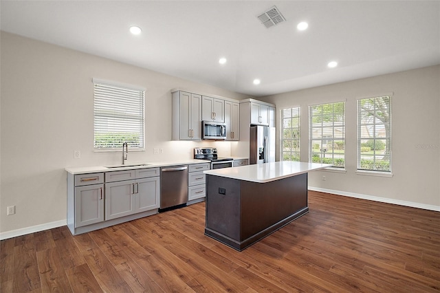 kitchen with a sink, visible vents, light countertops, and stainless steel appliances