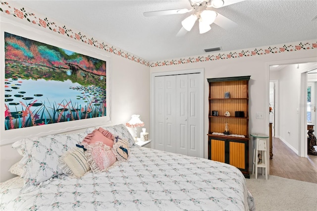 1526 Blueberry Way, The Villages, FL 32162 - bedroom featuring visible vents, a closet, a ceiling fan, and a textured ceiling