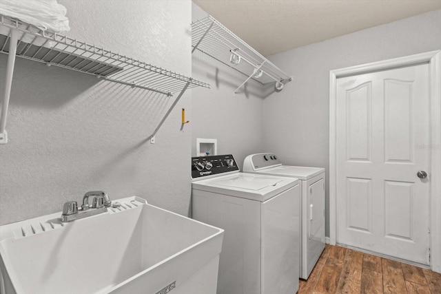 17 Eugenia Ct N, Homosassa, FL 34446 - laundry area featuring a sink, a textured wall, laundry area, independent washer and dryer, and wood finished floors