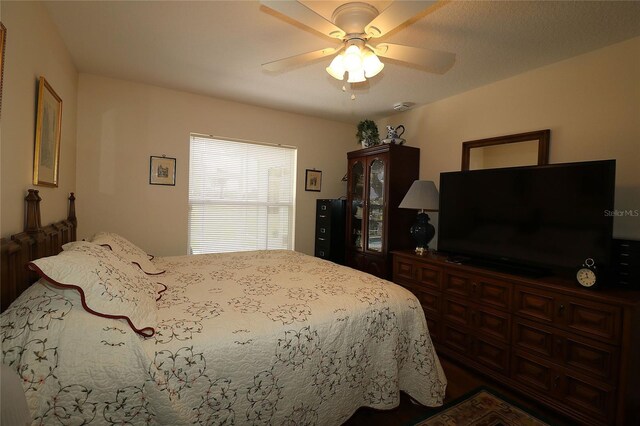 bedroom featuring a ceiling fan