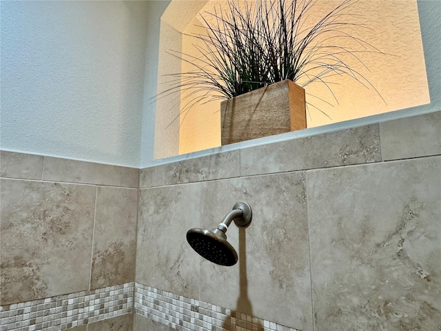 1985 Abordale Ln, The Villages, FL 32162 - interior details featuring a tile shower and a textured wall