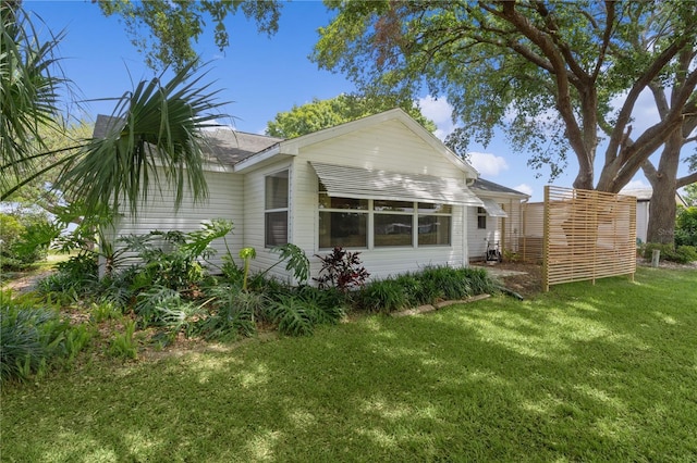 1358 E Schwartz Blvd, The Villages, FL 32159 - view of side of home with a yard