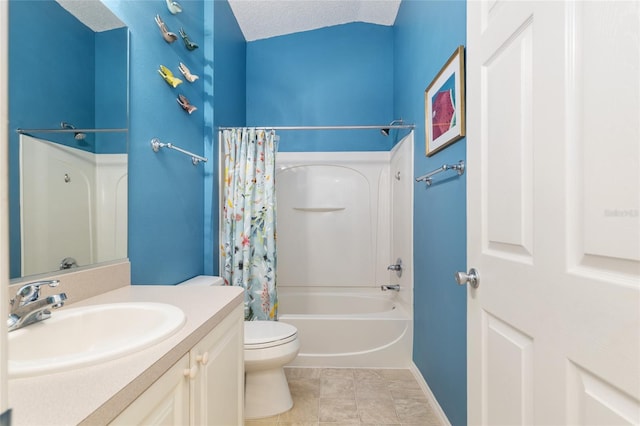 full bathroom featuring baseboards, shower / bath combo with shower curtain, toilet, and vanity