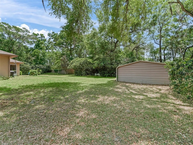view of yard with an outbuilding