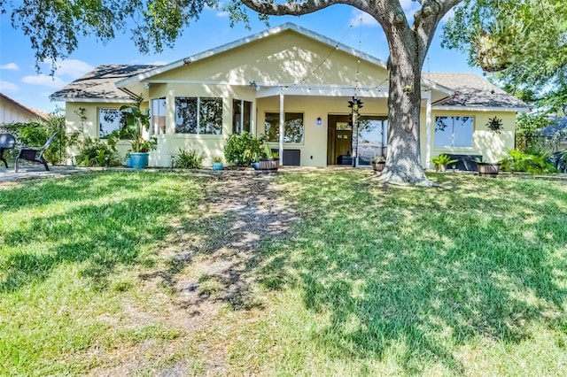 14 Clear Ct, Palm Coast, FL 32137 - view of front of home with stucco siding and a front yard