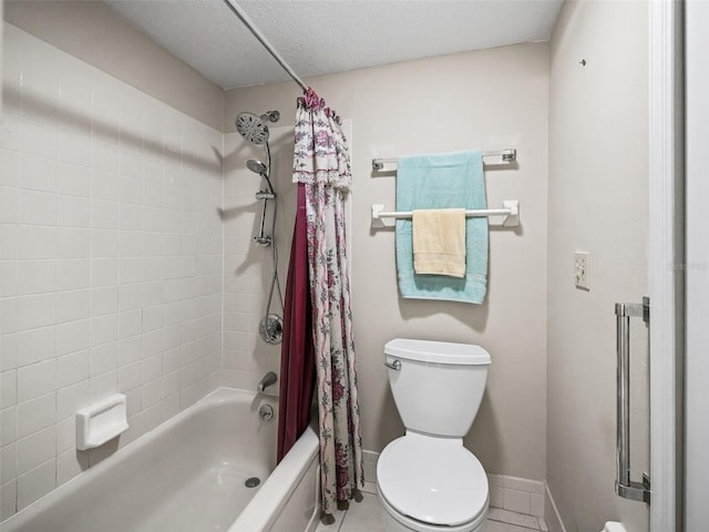 full bathroom featuring shower / bath combo with shower curtain, tile patterned floors, toilet, baseboards, and a textured ceiling