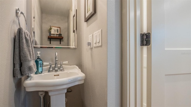 908 N Tremain St, Mount Dora, FL 32757 - bathroom featuring a sink