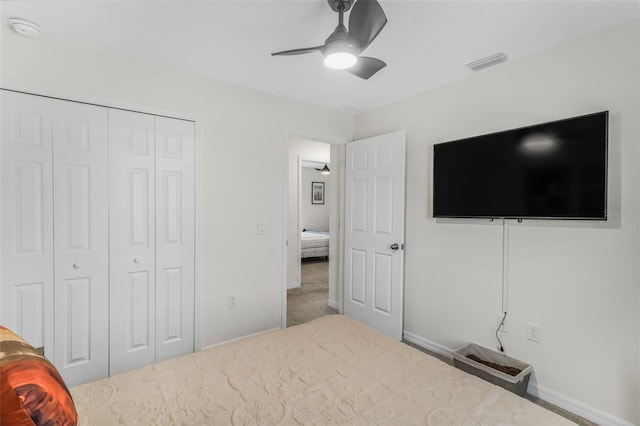 bedroom with baseboards, a ceiling fan, visible vents, and a closet