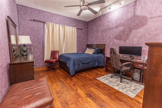 bedroom with wood finished floors, a textured ceiling, and ceiling fan