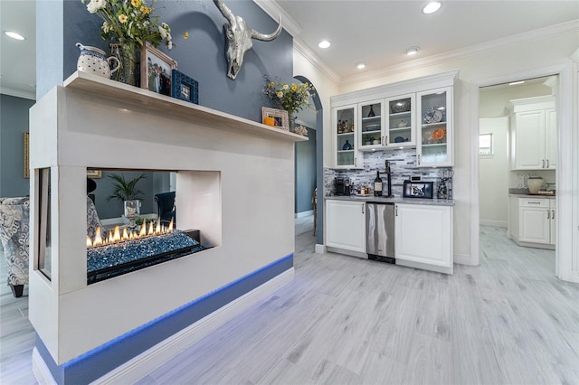 1111 Myrtle Breezes Ct, Fruitland Park, FL 34731 - indoor wet bar featuring ornamental molding, light wood-type flooring, decorative backsplash, baseboards, and recessed lighting
