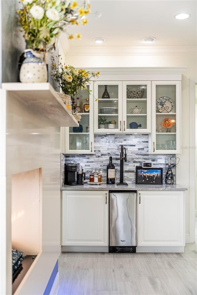 1111 Myrtle Breezes Ct, Fruitland Park, FL 34731 - indoor wet bar with crown molding and tasteful backsplash