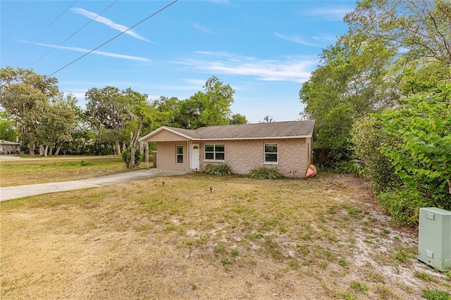 view of front of house with driveway and a front lawn