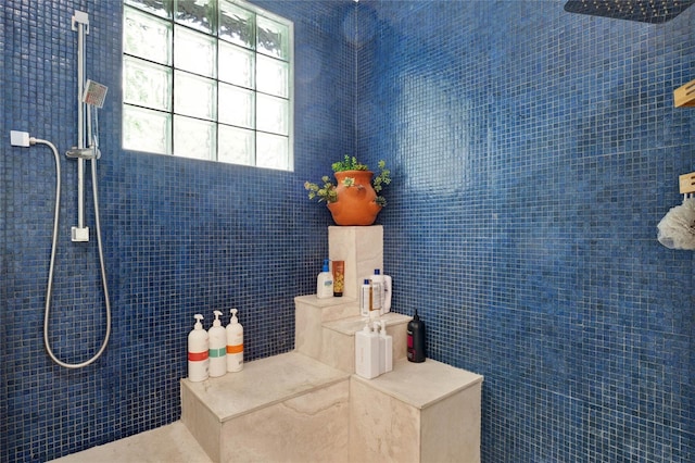 9642 Bear Lake Rd, Apopka, FL 32703 - bathroom featuring tile walls and tiled shower