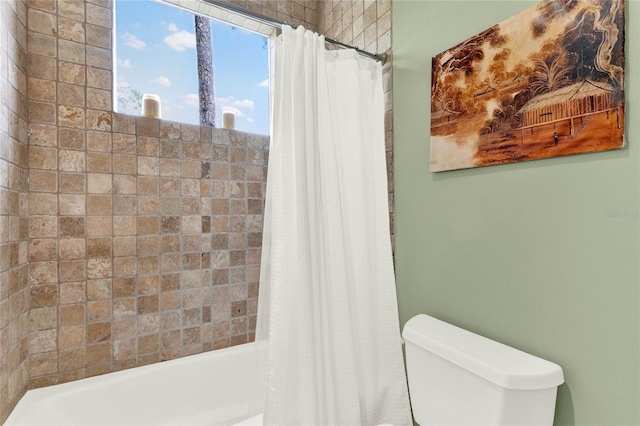 9642 Bear Lake Rd, Apopka, FL 32703 - bathroom featuring shower / tub combo with curtain and toilet