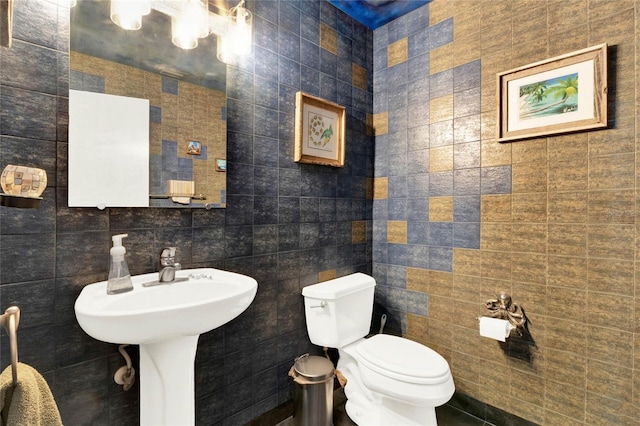 9642 Bear Lake Rd, Apopka, FL 32703 - half bathroom featuring tile walls and toilet