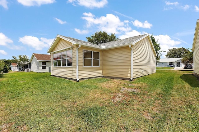 518 Alcazar Ct, The Villages, FL 32159 - back of property featuring a shingled roof and a lawn