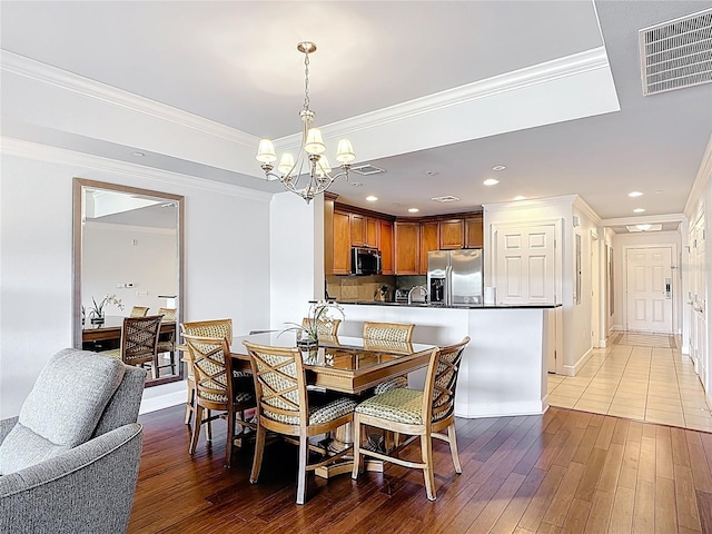 1356 Centre Court Ridge Dr Unit 103, Reunion, FL 34747 - dining area featuring visible vents, an inviting chandelier, light wood-style floors, and ornamental molding