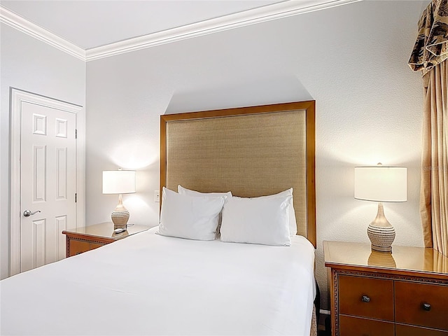 1356 Centre Court Ridge Dr Unit 103, Reunion, FL 34747 - bedroom with crown molding