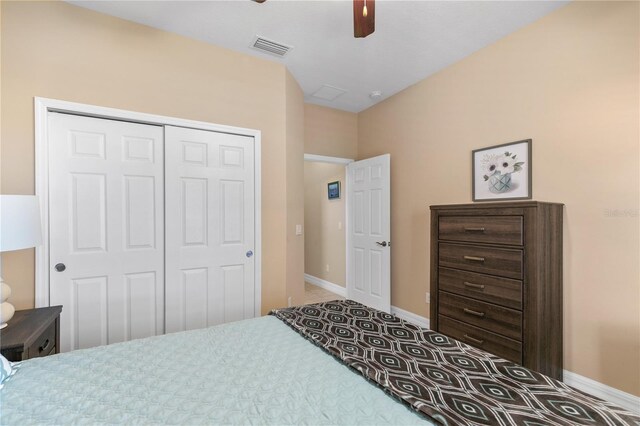bedroom featuring ceiling fan, baseboards, visible vents, and a closet