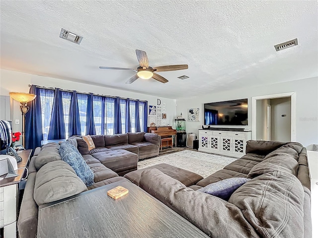 1001 N Lakeshore Blvd, Howey In The Hills, FL 34737 - living area featuring a textured ceiling, visible vents, and ceiling fan