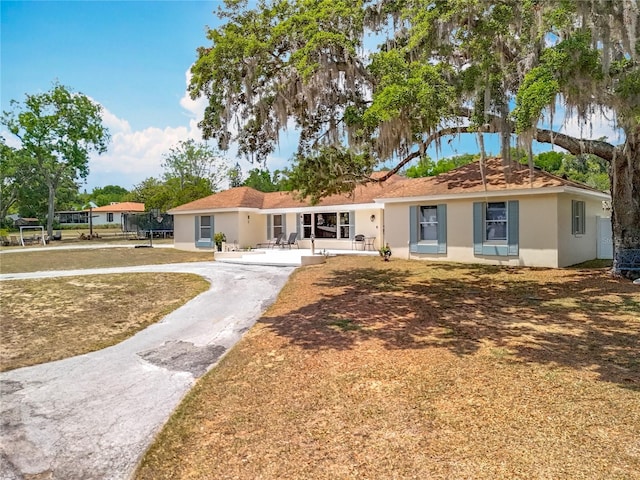 1001 N Lakeshore Blvd, Howey In The Hills, FL 34737 - view of front of property with stucco siding and a patio