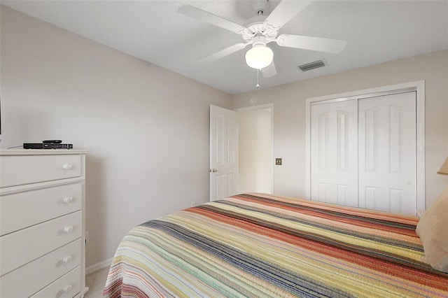 bedroom featuring carpet flooring, visible vents, baseboards, a closet, and a ceiling fan