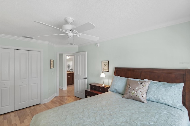 1140 Eureka Mill Run, The Villages, FL 32162 - bedroom with a closet, wood finished floors, ornamental molding, visible vents, and ceiling fan