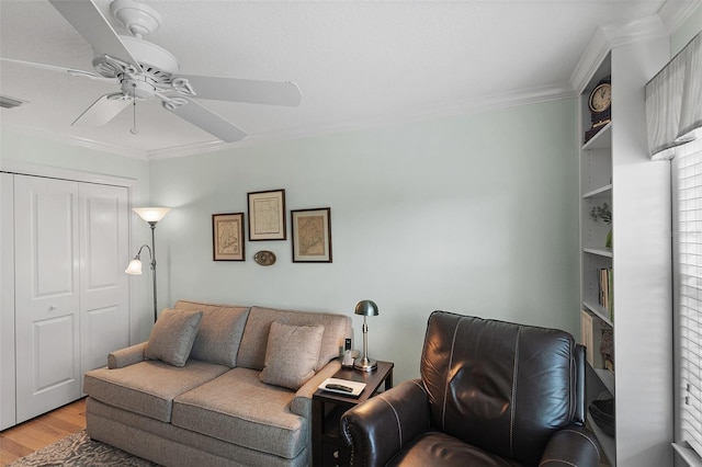 1140 Eureka Mill Run, The Villages, FL 32162 - living room featuring crown molding, light wood-style flooring, and a ceiling fan