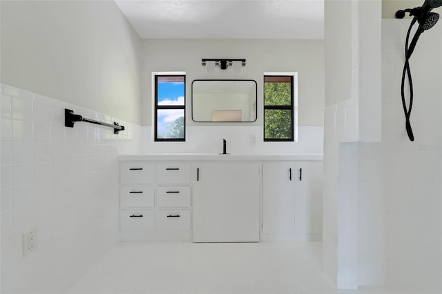 274 W Kings Hwy, Center Hill, FL 33514 - full bathroom with a tile shower and vanity