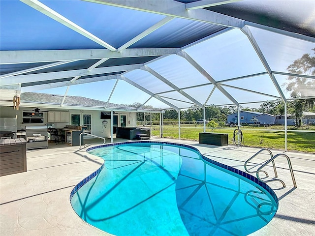 pool with a hot tub, a patio, ceiling fan, a lanai, and a yard