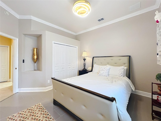1473 Lakemist Ln, Clermont, FL 34711 - bedroom with crown molding, baseboards, visible vents, and a closet