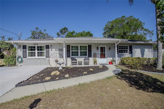 616 Third Ave, Lady Lake, FL 32159 - ranch-style house with a porch and concrete driveway