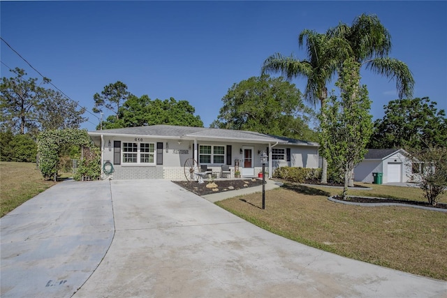 616 Third Ave, Lady Lake, FL 32159 - single story home featuring a porch, driveway, and a front yard