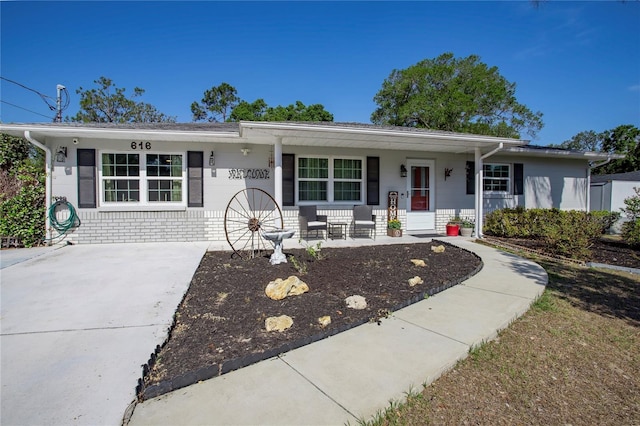 616 Third Ave, Lady Lake, FL 32159 - ranch-style house with covered porch and driveway