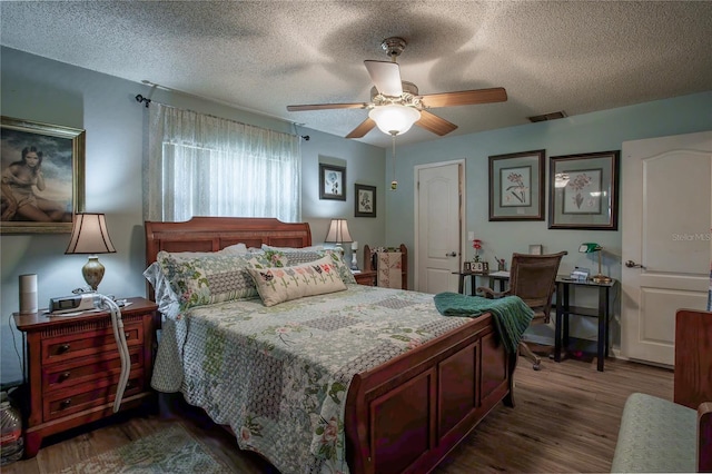 616 Third Ave, Lady Lake, FL 32159 - bedroom featuring a textured ceiling, a ceiling fan, wood finished floors, and visible vents