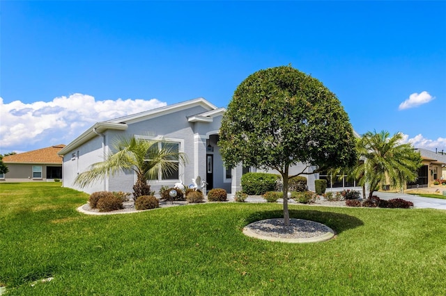 view of front of property featuring stucco siding and a front lawn