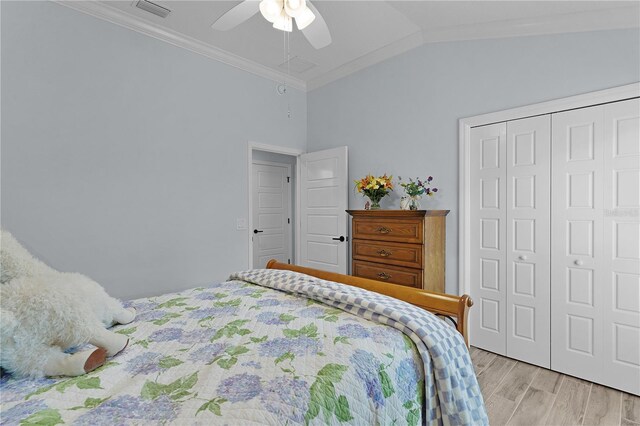 2129 Landrea Loop, The Villages, FL 32163 - bedroom with crown molding, light wood finished floors, a ceiling fan, vaulted ceiling, and a closet