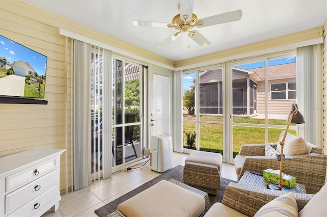 sunroom / solarium featuring outdoor lounge area and a ceiling fan