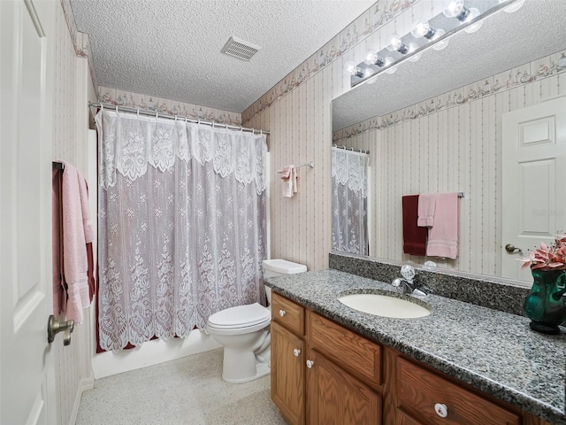 full bath with vanity, toilet, a textured ceiling, wallpapered walls, and visible vents