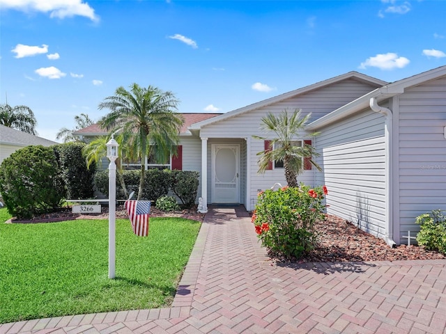 view of front facade with a front lawn
