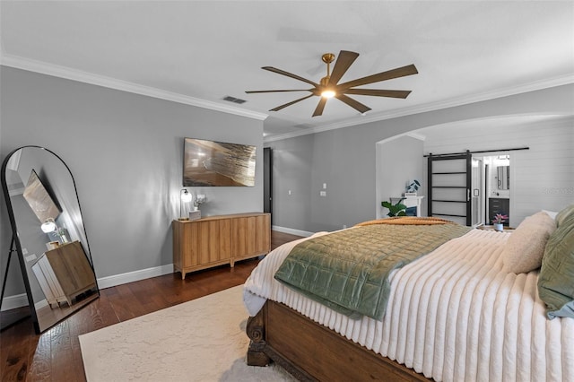 bedroom featuring arched walkways, baseboards, a barn door, and visible vents