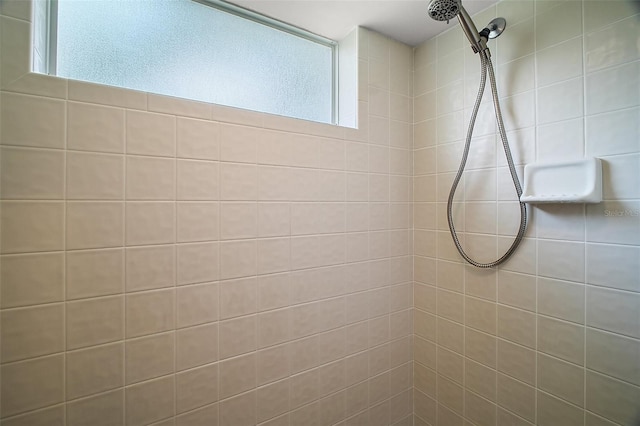 full bathroom featuring a tile shower