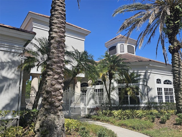 14049 Fairway Island Dr Unit 118, Orlando, FL 32837 - view of front of property featuring stucco siding, a gate, and fence