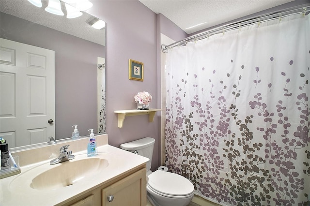 1318 Guerra Ave, The Villages, FL 32159 - full bath with vanity, a textured ceiling, toilet, and a shower with curtain