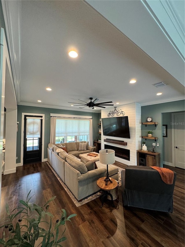 living area featuring crown molding, wood finished floors, baseboards, recessed lighting, and ceiling fan