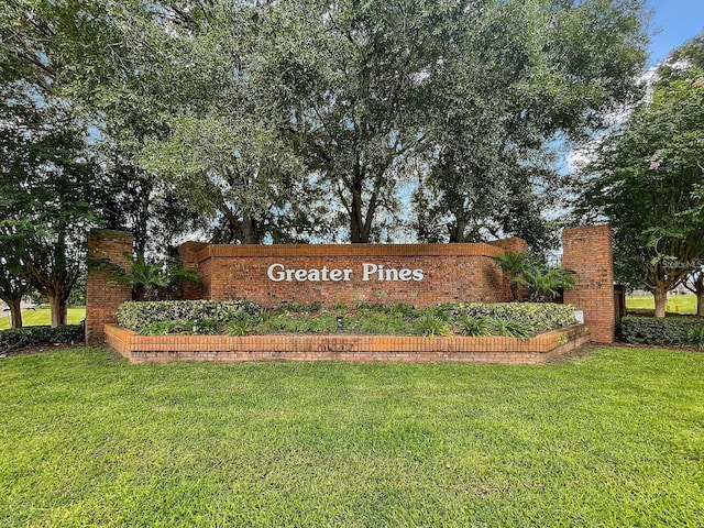 community sign with a lawn