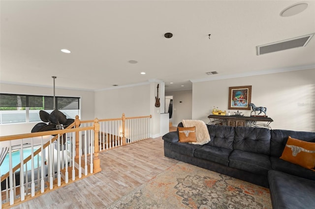 living room featuring crown molding, visible vents, wood finished floors, baseboards, and recessed lighting