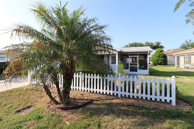 1070 Pinewood Pl, The Villages, FL 32162 - view of front of house with a sunroom