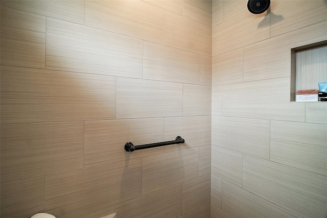 892 Hubbard Loop, The Villages, FL 32163 - bathroom featuring a tile shower